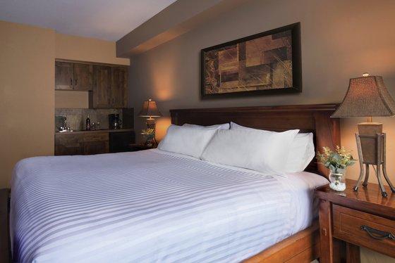 Glacier Mountaineer Lodge Golden Room photo