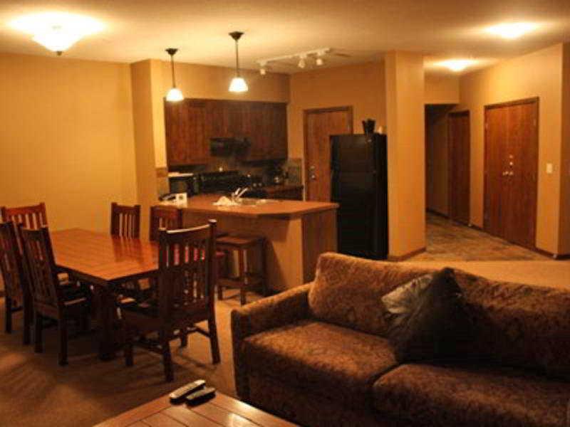 Glacier Mountaineer Lodge Golden Room photo